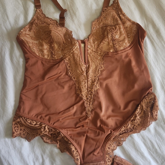 Deep V Neck Lace Bodysuit (BNIP, NOT Popilush!) - Picture 3 of 5